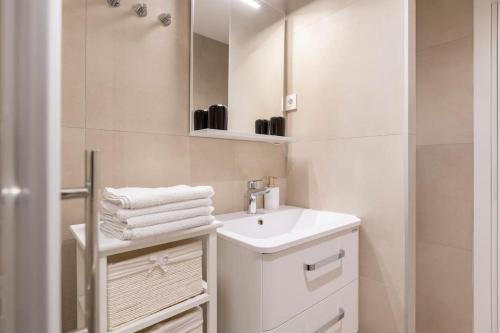La salle de bains blanche est pourvue d'un lavabo et d'un miroir. dans l'établissement The Urban Cukor Suite, à Zagreb