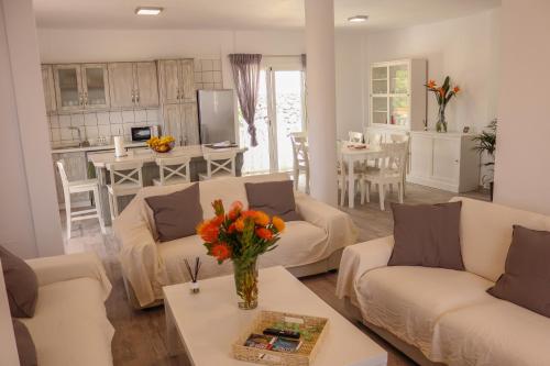 a living room with two white couches and a kitchen at Maruca (D): En familia. in Breña Baja