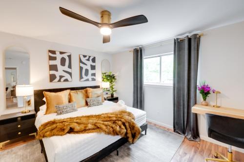 sypialnia z łóżkiem i wentylatorem sufitowym w obiekcie Luxe and Modern Dallas Condo 2 Mi to Highland Park! w mieście Dallas