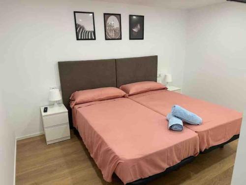 1 dormitorio con 1 cama grande con sábanas rosas y almohadas rosas en Apartamento Murcia San José A en Murcia