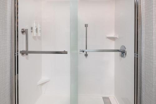 Łazienka z prysznicem i szklanymi drzwiami w obiekcie Hampton Inn Hartford Airport w mieście Windsor Locks