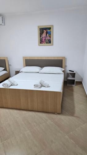 Ένα ή περισσότερα κρεβάτια σε δωμάτιο στο Aliaj Guest House