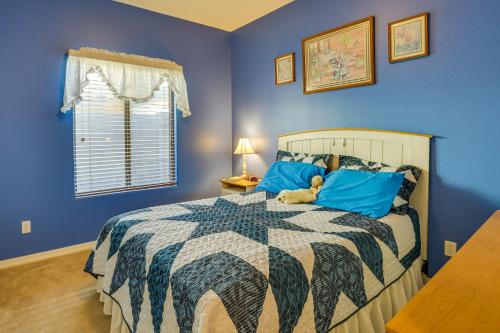 Un dormitorio con una cama con un osito de peluche. en El Mirage Vacation Rental with Community Pool, en El Mirage