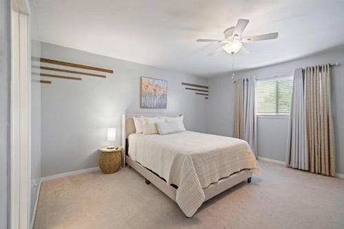 休斯頓的住宿－Townhome - Convenient Location，一间卧室配有一张床和吊扇