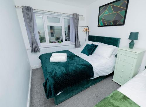 ein Schlafzimmer mit einem großen Bett und einem Fenster in der Unterkunft Wandle Grove House in Birmingham