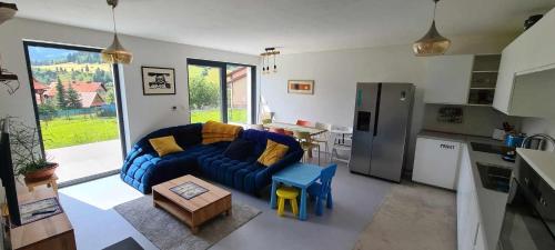 sala de estar con sofá azul en la cocina en Casa de Svana Liptov, en Ružomberok