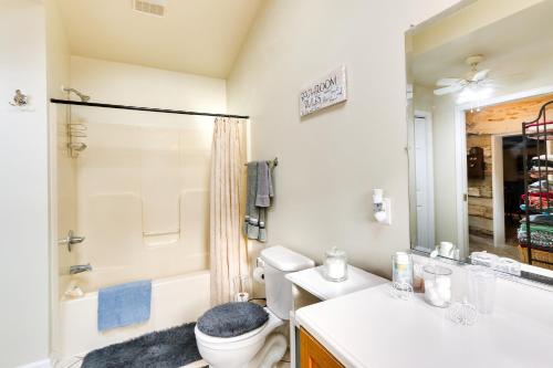 W łazience znajduje się toaleta, prysznic i umywalka. w obiekcie Historic Boonsboro Vacation Rental with Grill w mieście Sharpsburg