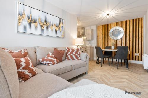 ein Wohnzimmer mit einem Sofa und einem Tisch in der Unterkunft Luxury Apartment - Roe Getaway Limavady in Limavady