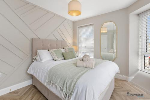 ein Schlafzimmer mit einem großen Bett mit weißen Wänden in der Unterkunft Luxury Apartment - Roe Getaway Limavady in Limavady