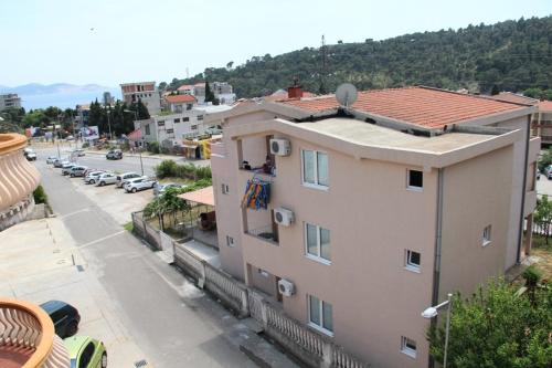 uitzicht op een gebouw met een straat bij Apartments Petricevic in Sutomore