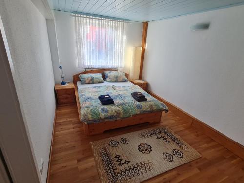 Habitación pequeña con cama y ventana en Ferienwohnung im Wispertaunus, en Dickschied