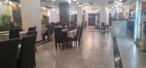 ein Esszimmer mit Tischen und Stühlen in einem Restaurant in der Unterkunft Hotel S SAN in Novi Pazar