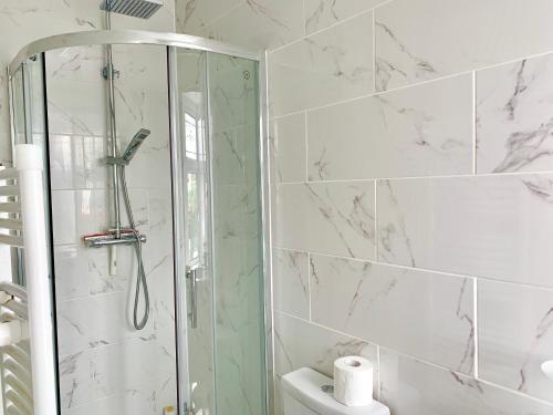 Ένα μπάνιο στο London Studio Apartments, Private Bathroom, Kitchenette, Parking, NP2