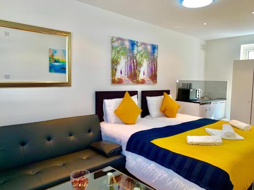 Ένα ή περισσότερα κρεβάτια σε δωμάτιο στο London Studio Apartments, Private Bathroom, Kitchenette, Parking, NP2