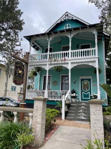 Casa azul con porche blanco en Peace & Plenty Inn Bed and Breakfast Downtown St Augustine-Adults Only, en St. Augustine