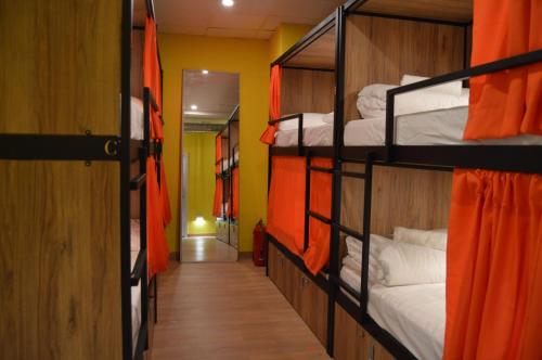 um corredor de um quarto com beliches em Hostel del Templo de Debod em Madrid