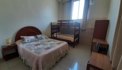 1 dormitorio con 1 cama, 1 silla y 1 ventana en Apart Maxi, en Arica