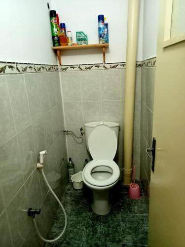 a small bathroom with a toilet in a stall at Proche de tout et au calme ! 