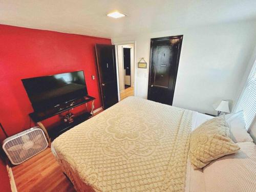 um quarto com uma cama e uma televisão de ecrã plano em FDL’s Finest, w/ Massage shower em Fond du Lac