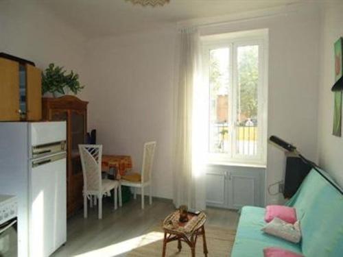 un salon avec un canapé et une table dans l'établissement La Maison au Soleil, à Menton