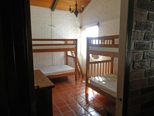 Cette chambre comprend 2 lits superposés et une fenêtre. dans l'établissement Villa Santa Maria, à Santa María del Oro