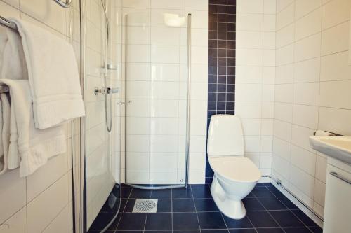 een badkamer met een toilet en een wastafel bij Kajkanten Vrångö in Vrångö