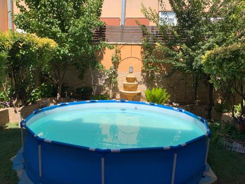 a large blue tub in the yard of a house at SUITE LUJOSO CON CHIMENEA in Daimiel