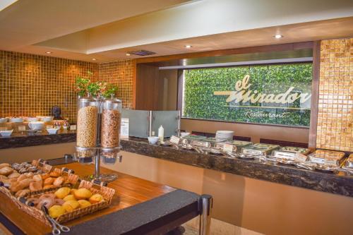 a buffet line in a restaurant with food on display at Hotel San Luis Lindavista in Culiacán