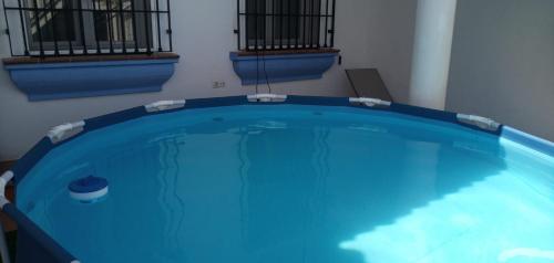 - une grande piscine bleue dans une chambre dans l'établissement El Mirador de Pablo, casa con patio privado, à Alomartes