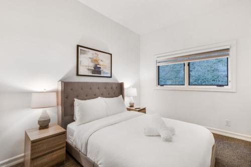 Un pat sau paturi într-o cameră la Anzio Estate