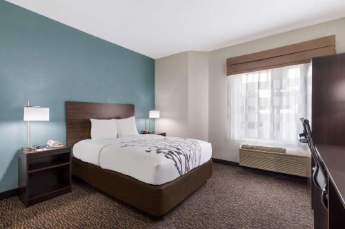 Habitación de hotel con cama y ventana en Sleep Inn Northlake en Charlotte