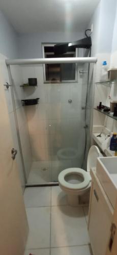 un piccolo bagno con servizi igienici e lavandino di Apartamento em Lauro de Freitas com tudo a Lauro de Freitas