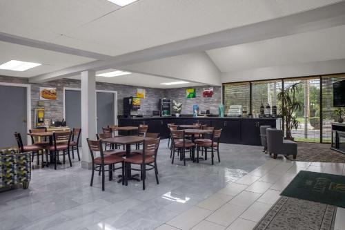 a dining room with tables and chairs in a restaurant at Quality Inn Toledo Westgate in Toledo