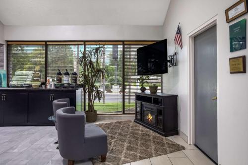 a living room with a fireplace and a television at Quality Inn Toledo Westgate in Toledo