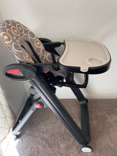 a chair sitting next to a wall at Spacious House, 5 bedrooms, Sleeps 12, Near Las Vegas Strip and Airport in Las Vegas