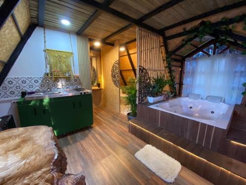 uma ampla casa de banho com uma banheira e uma banheira em ALTEA triángulo con jacuzzi, Santa Elena em Medellín