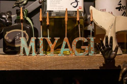 a wooden sign that says monday on a table at U-GO Casa Ramona frente al Club Nautico de Cartagena in Cartagena de Indias