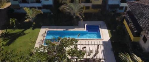 an overhead view of a swimming pool in a house at Apartamento em Ilhéus Pé na Areia in Ilhéus