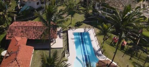 an overhead view of a swimming pool with palm trees at Apartamento em Ilhéus Pé na Areia in Ilhéus