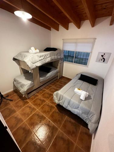 2 stapelbedden in een kamer met een raam bij Casa entre Viñas y Montaña in Mendoza