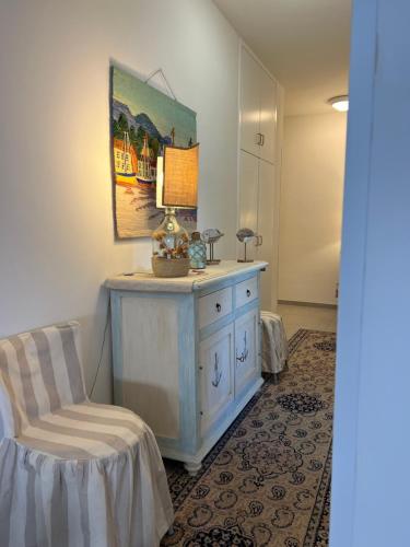 um quarto com uma cómoda azul e uma cadeira em La Rosa dei Venti em Santa Marinella