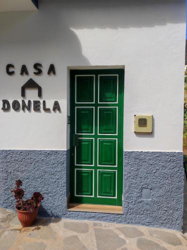 a green door on the side of a building at CASA DONELA in Hermigua