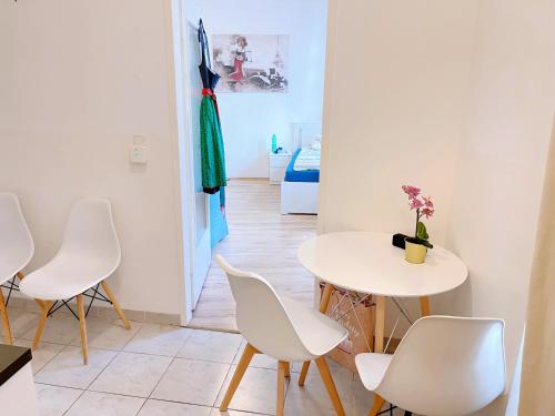Zimmer mit einem Tisch und Stühlen sowie einem Zimmer mit einem Bett in der Unterkunft Vienna Prater Apartments in Wien