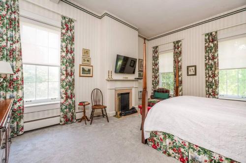 een slaapkamer met een bed en een open haard bij Historical Mansion 7BD Vacation Home in Derby City in Louisville