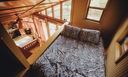 una vista aérea de una cama en una habitación en Uber Unique Lakefront Eco Cabin on a Magical Retreat Property en Spicewood