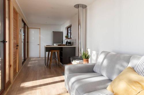 a living room with a couch and a kitchen at Duerme y despierta en el Mar in Curanipe