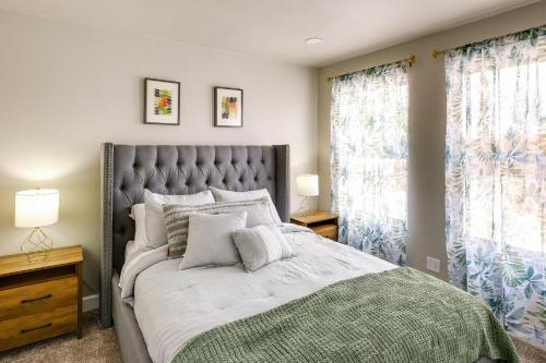Ένα ή περισσότερα κρεβάτια σε δωμάτιο στο Perfect for Families Spacious Sun Lakes Home!