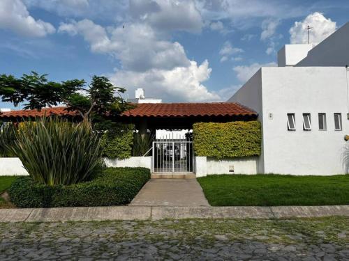 ein weißes Gebäude mit einem Tor im Hof in der Unterkunft Casa Cotito in Guadalajara