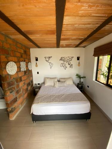 Una cama o camas en una habitación de Montecafé Jardín