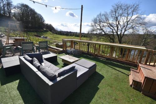 Fotografie z fotogalerie ubytování Rural Retreat w/ Hot Tub & River, Sleeps 12 Guests v destinaci Tenbury